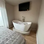 Romantic Jacuzzi In The Center * Bodegraven