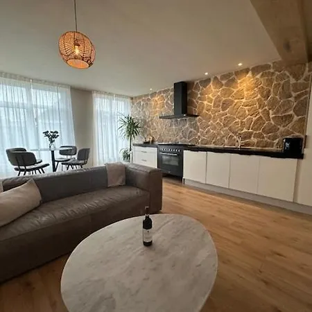 Апартаменты Romantic Jacuzzi In The Center *