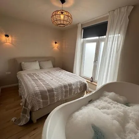 Romantic Jacuzzi In The Center Bodegraven