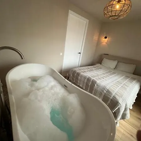 Daire Romantic Jacuzzi In The Center *