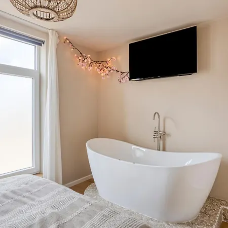 Romantic Jacuzzi In The Center *