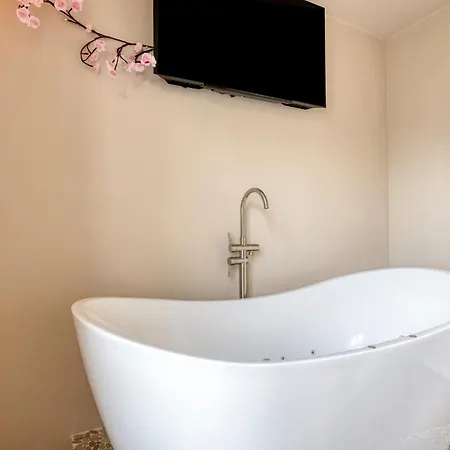 Romantic Jacuzzi In The Center