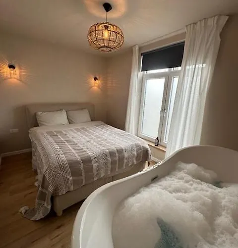 Romantic Jacuzzi In The Center Bodegraven