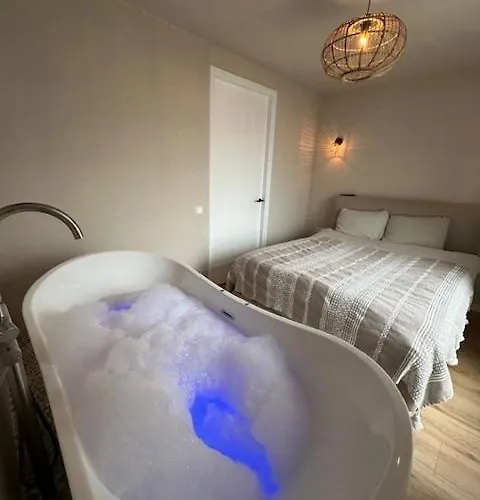 Romantic Jacuzzi In The Center * Bodegraven